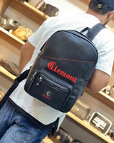Mochila negra con franja roja y logo bordado