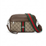 Bolso cruzado texturizado beige con franja verde y roja y bolsillo frontal