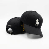 Gorra Negra con Bordado Ecuestre y Texto Frontal