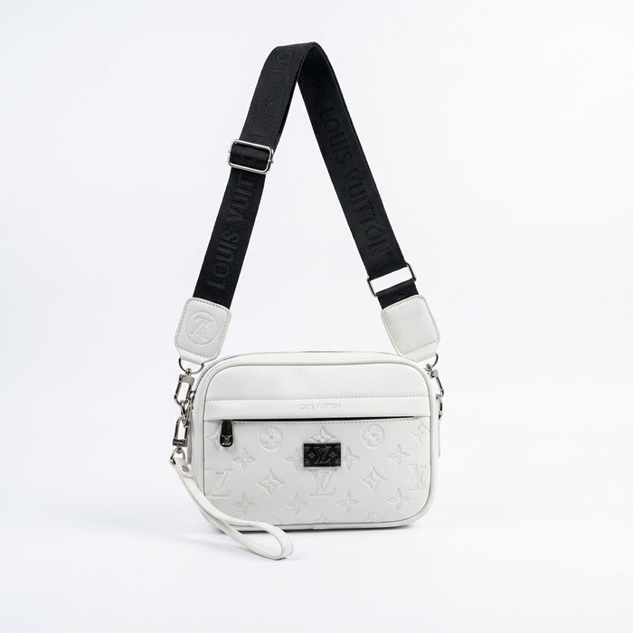 Bolso cruzado blanco texturizado en relieve con correa ancha de logo