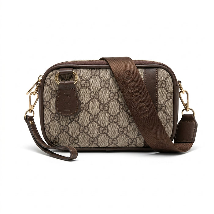 Bolso cruzado beige con textura monograma y herrajes dorados