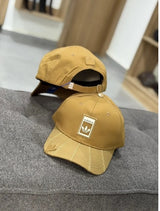 Gorra Camel con Parche Rectangular y Bordado de Hojas