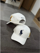 Gorra Blanca con Bordado Ecuestre y Texto Frontal