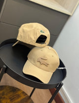 Gorra Beige con Bordado de Reptil