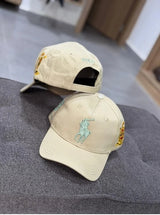 Gorra Beige con Bordado Ecuestre y Texto Frontal