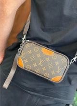 Bolso cruzado pequeño estampado marrón con detalles camel