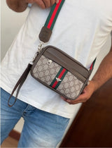 Bolso cruzado texturizado beige con franja verde y roja y bolsillo frontal