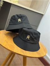 Gorro Bucket Hat Negro con Bordado Monograma Dorado