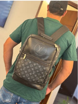 Mochila negra con panel estampado y cierres dorados