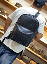 Mochila negra texturizada con logo en relieve