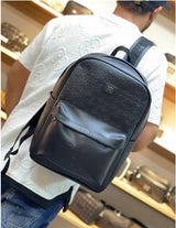 Mochila negra texturizada con bolsillo frontal en relieve