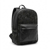 Mochila negra mate con placas metálicas y bolsillo frontal