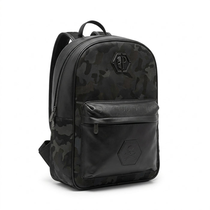 Mochila negra mate con placas metálicas y bolsillo frontal