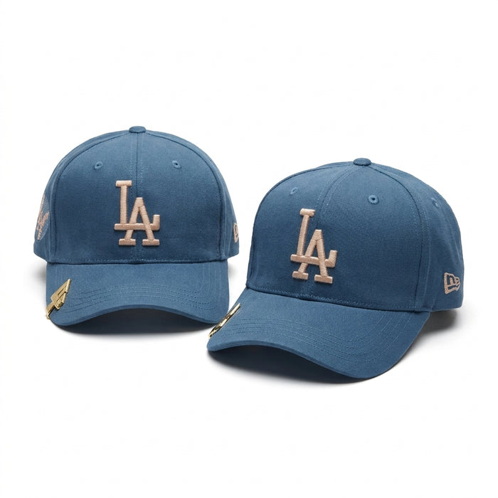Gorra Azul con Bordado de Iniciales y Aplique Metálico