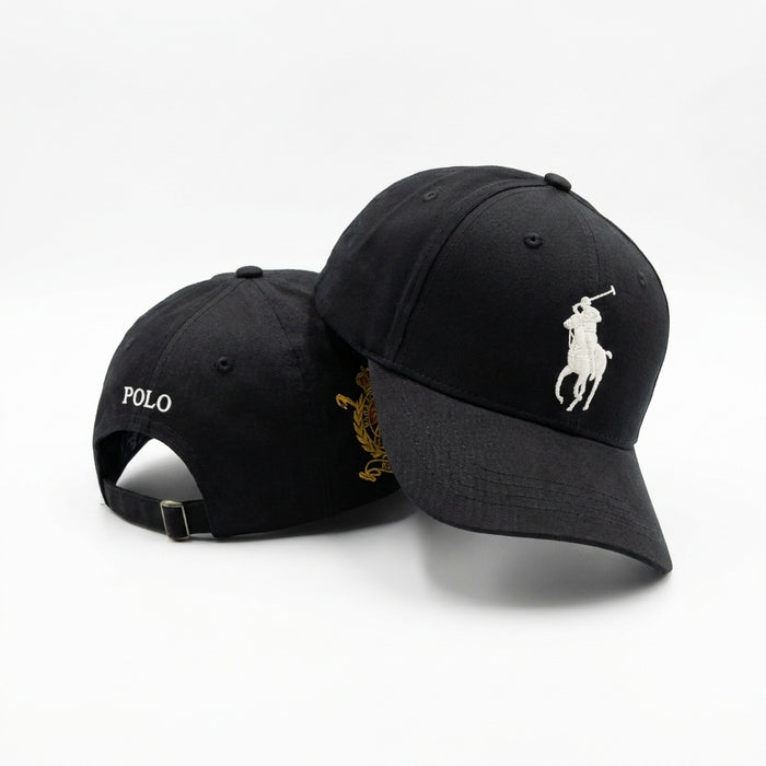 Gorra Negra con Bordado Ecuestre y Texto Frontal