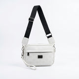 Bolso cruzado blanco texturizado en relieve con correa ancha de logo