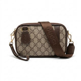 Bolso cruzado beige con textura monograma y herrajes dorados