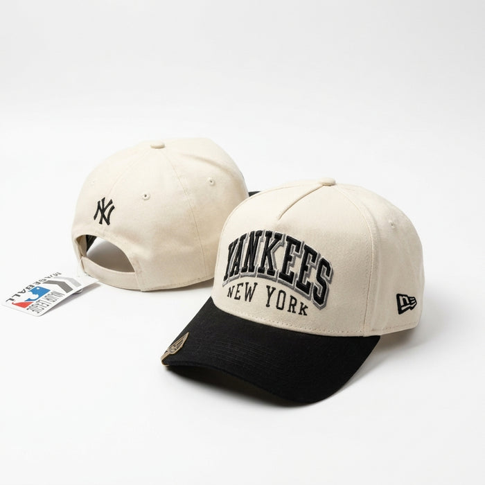 Gorra Crema y Negra con Bordado Tipo Arco