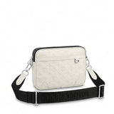 Bolso cruzado blanco texturizado con correa negra estampada y etiqueta colgante