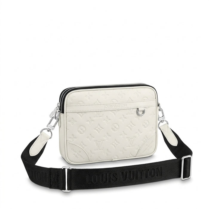 Bolso cruzado blanco texturizado con correa negra estampada y etiqueta colgante
