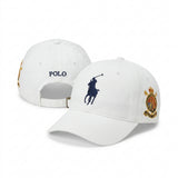 Gorra Blanca con Bordado Ecuestre y Texto Frontal