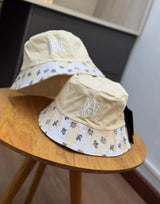 Gorro Bucket Hat Beige con Bordado Monograma y Estampado de Abejas