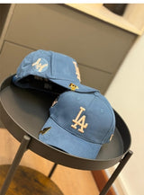 Gorra Azul con Bordado de Iniciales y Aplique Metálico