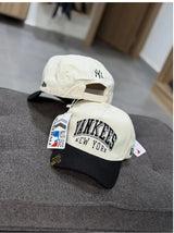 Gorra Crema y Negra con Bordado Tipo Arco
