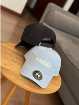 Gorra Celeste con Texto Frontal y Parche Circular