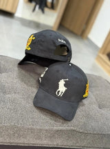 Gorra Negra con Bordado Ecuestre y Texto Frontal