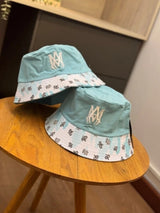Gorro Bucket Hat Celeste con Bordado Monograma y Estampado de Abejas