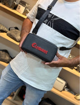 Bolso Cruzado Clemont Negro con Bordado Rojo - Cuerina Sintética