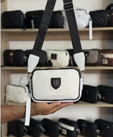 Bolso cruzado unisex blanco con placa metálica frontal