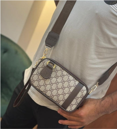 Bolso cruzado beige con textura monograma y herrajes dorados