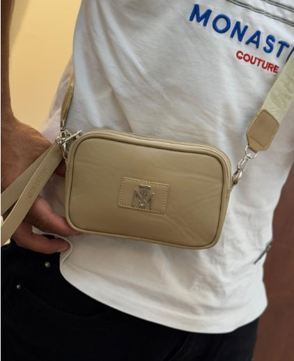 Bolso cruzado beige minimalista con placa metálica