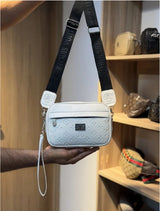 Bolso cruzado blanco texturizado en relieve con correa ancha de logo